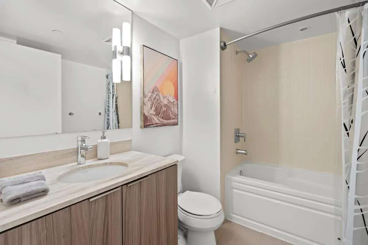 Chic And Central 2 Bedroom Condo In Downtown Toronto