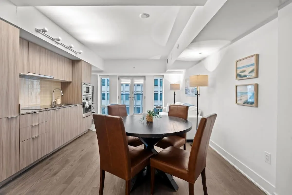 Chic And Central 2 Bedroom Condo In Downtown Toronto 0*,  Kanada