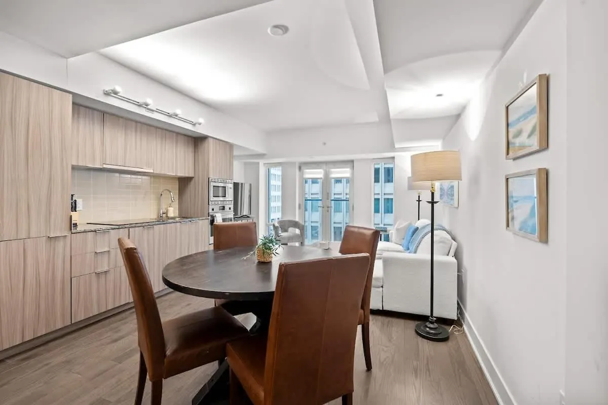 Chic And Central 2 Bedroom Condo In Downtown Toronto
